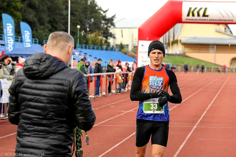 Biegacz na zawodach sportowych.