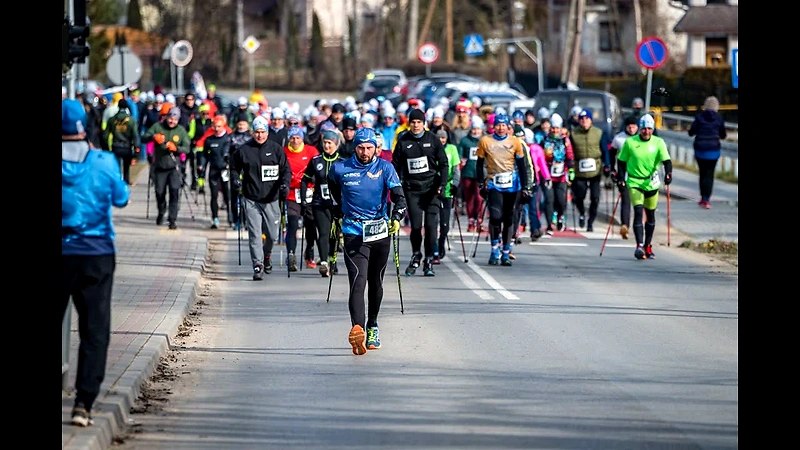Uczestnicy biegu i marszu Nordic Walking w akcji, Warta Challenge.
