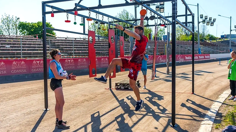 Uczestnicy Xtreme Challenge pokonują przeszkody.