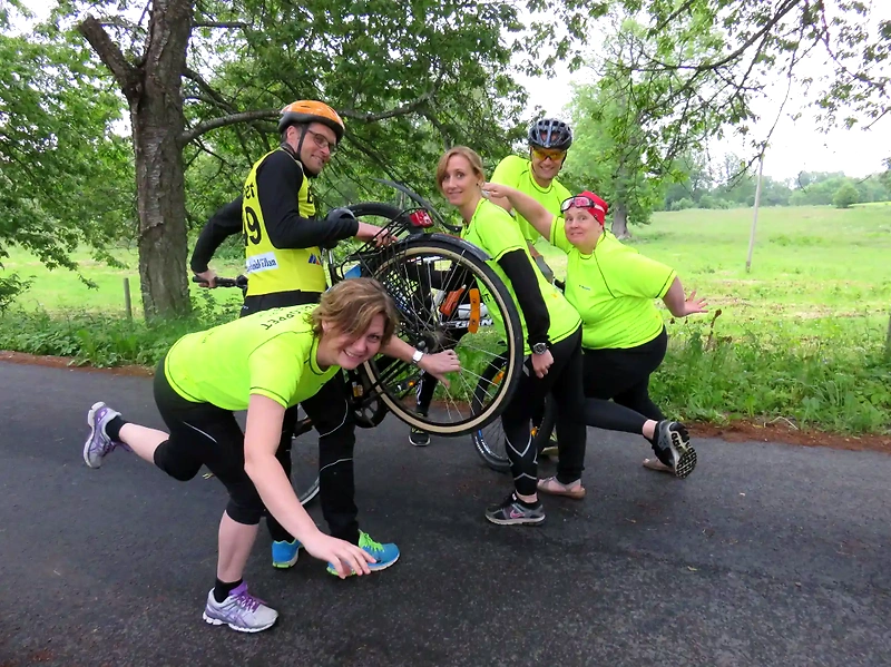 Group of people with bicycles, possibly participants in the Byaloppet.