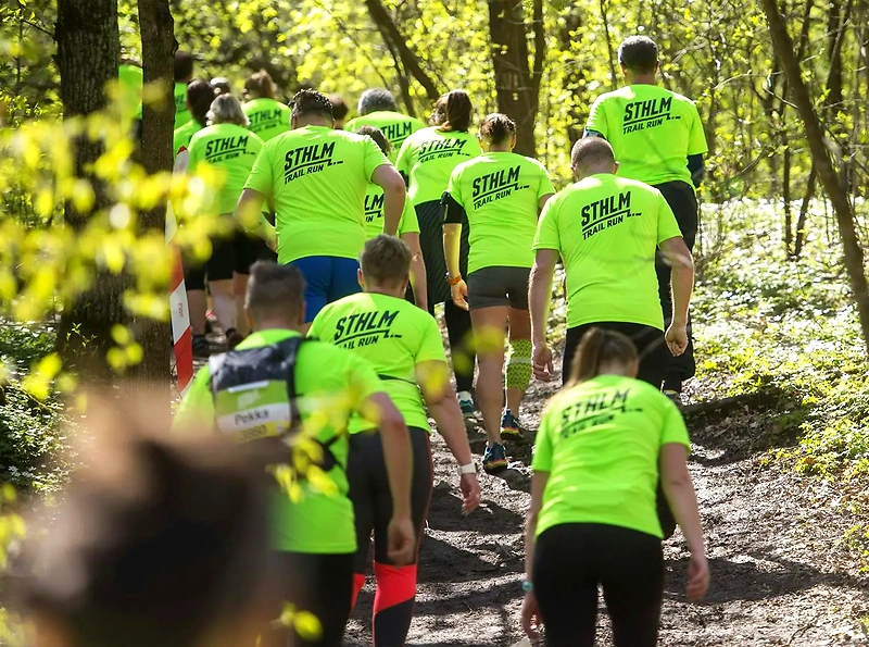 Löpare på stig i skogen, perfekt för Engelbrektsloppet Trail.