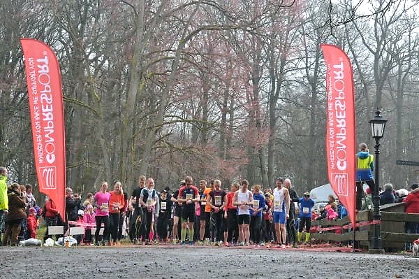 Löpare redo vid startlinjen för Engelbrektsloppet Trail, med flaggor med namnet.