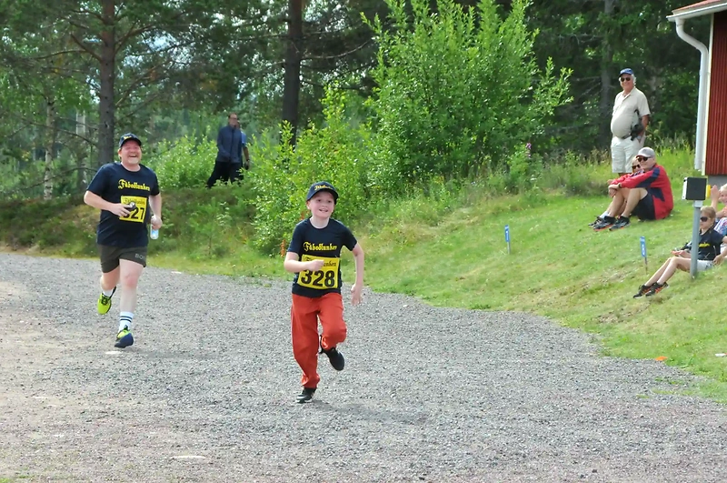 Löpare med nummerlappar i Fäbodlunken-loppet.