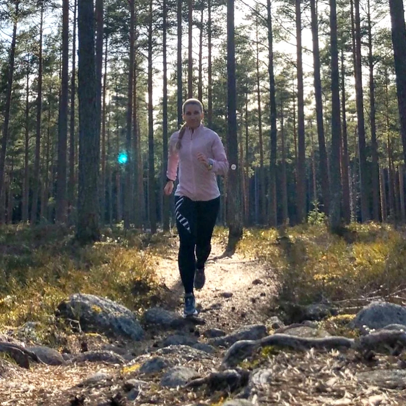 Löpare i skogen.