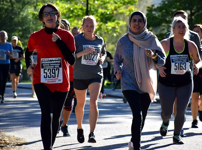 Löpare i Fredsloppet Växjö med nummerlappar.