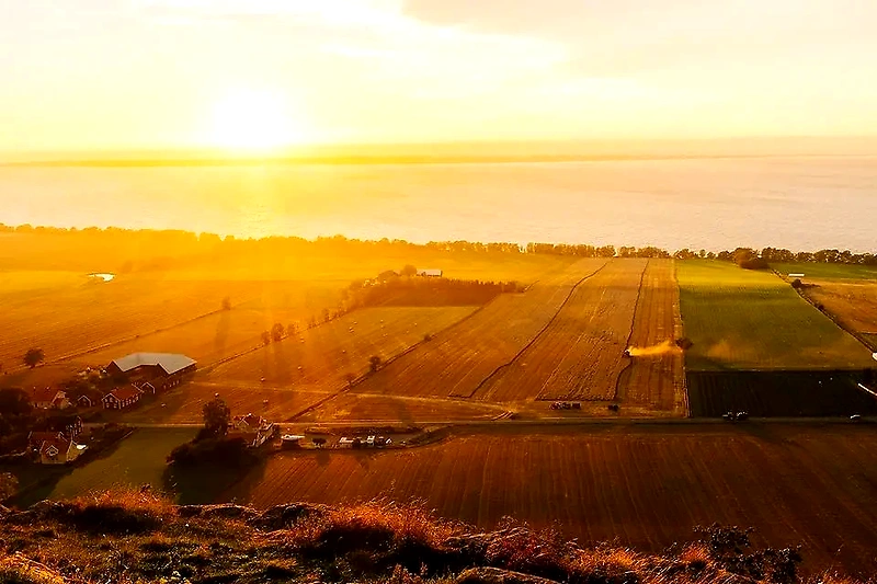 Utsikt över landskap med solnedgång och Vättern.