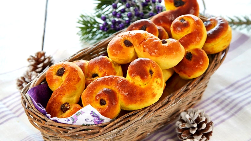 Lussekatter i korg. Julbakning med saffransbullar, traditionellt på Lucia.