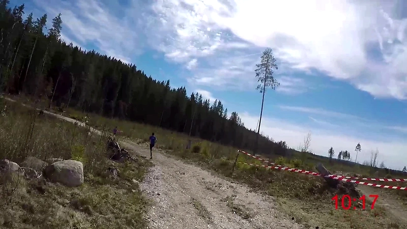 Löpare på terrängbana i Hällefors.