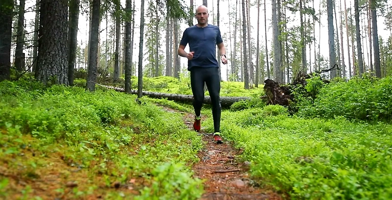 Löpare på skogsstig i terränglopp.