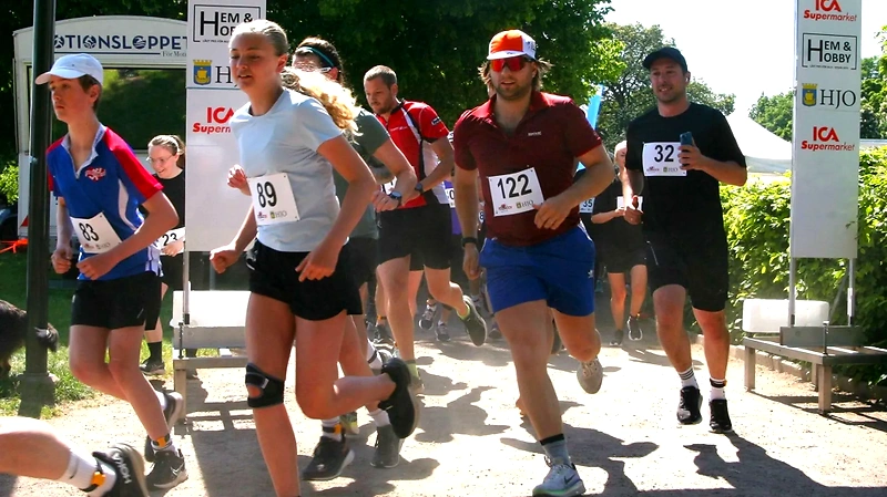 Löpare i HJOggen loppet, med startnummer, i Stadsparken.