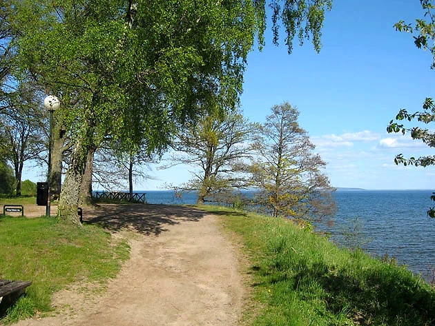 Utsikt över Vättern från en stig i Stadsparken, Hjo.
