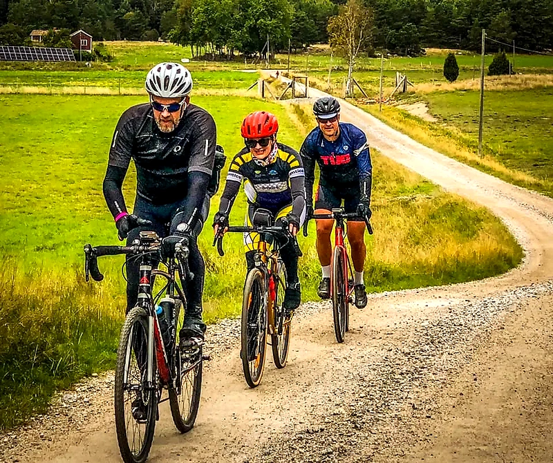 Cyklister på grusväg.