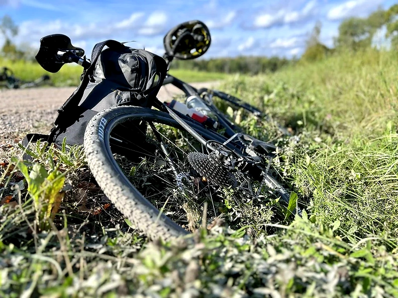 Cykel på grusväg i naturen. Lämplig för Höstgruset 2025.