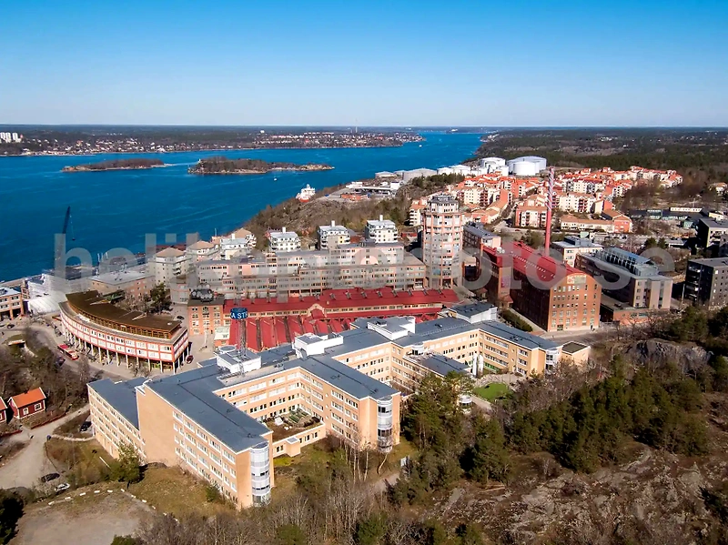 Flygfoto över Nacka, platsen för Kajenloppet, med vackra vyer över vattnet och staden.