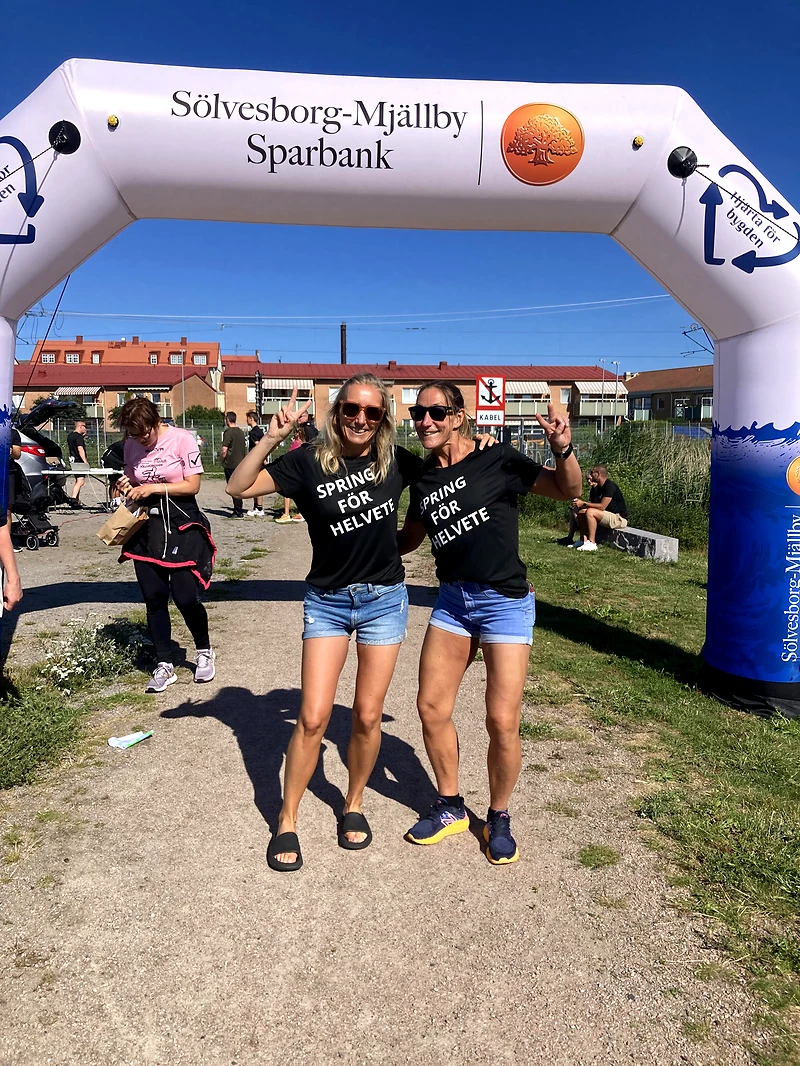 Two runners celebrate at the finish line of the Killebom Race in Sölvesborg.