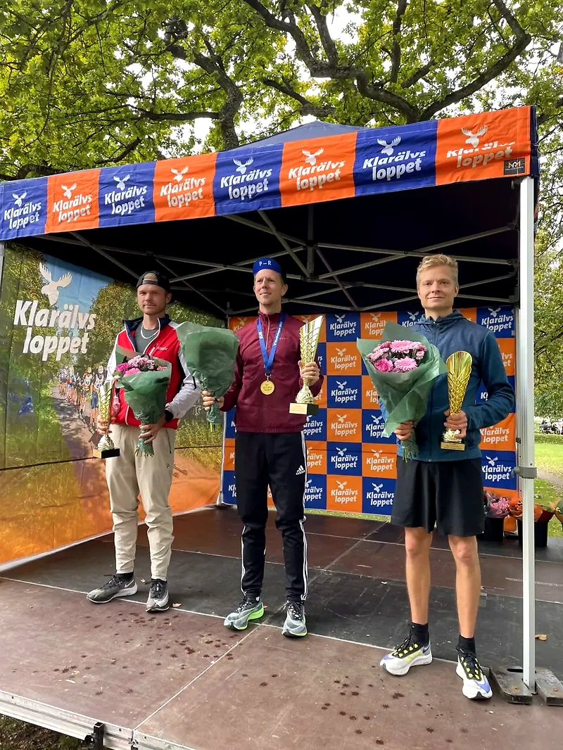The winners of the Klarälvsloppet 21k on a podium.