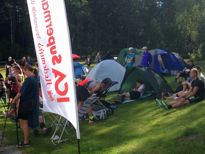 Löpare vilar vid Lurs Backyard Ultra.