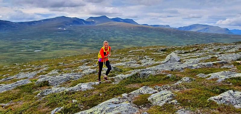 Löpare i fjällterräng under Marsliden Seven Summits-loppet.