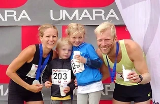 Glada löpare med medaljer och barn vid MoraTrail.
