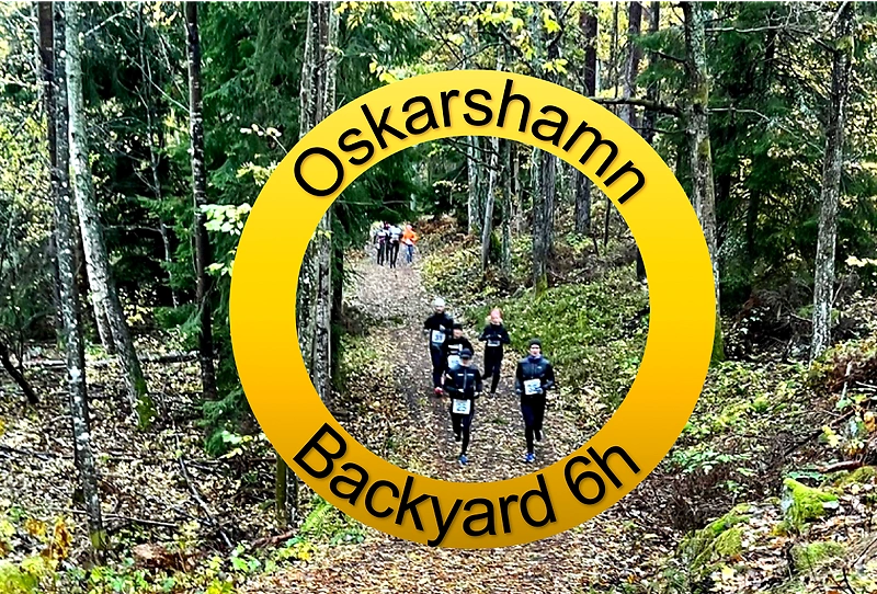 Runners i skogen med Oskarshamn Backyard 6h-logotyp.