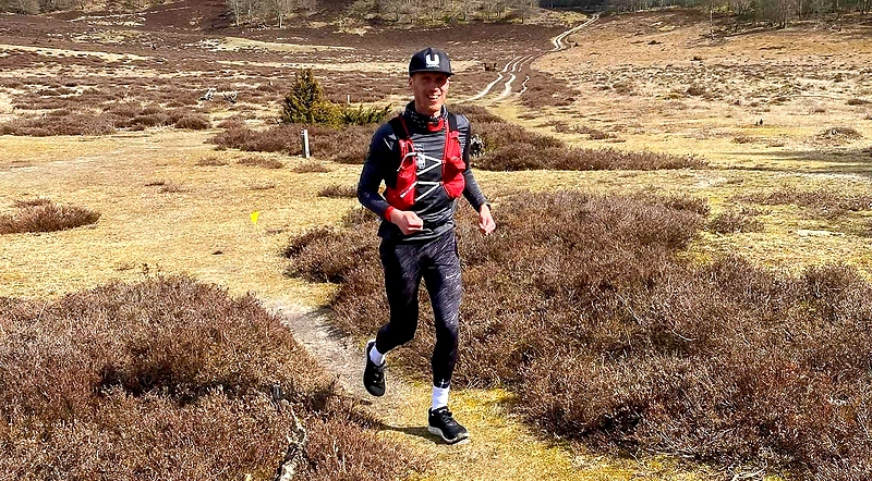A runner on a trail in nature during the Österlen Spring Trail.