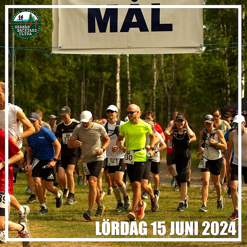 Löpare vid Säljan Backyard Ultra, med race-logotyp och datum.