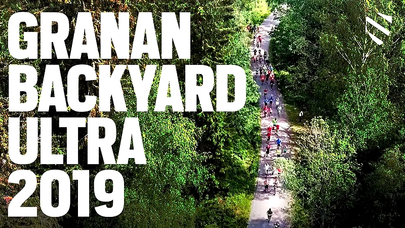 Löpare på en stig i skogen under Granan Backyard Ultra 2019.