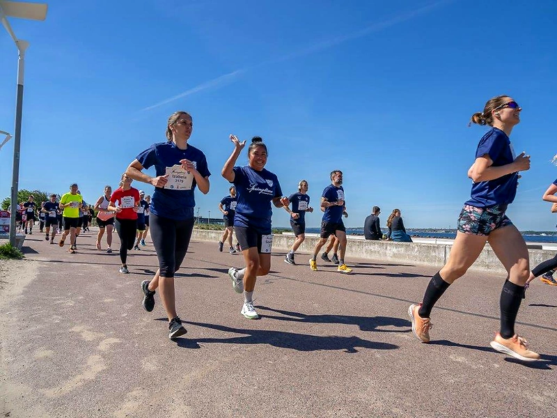 Löpare springer längs vattnet under ett vårlopp i Helsingborg.
