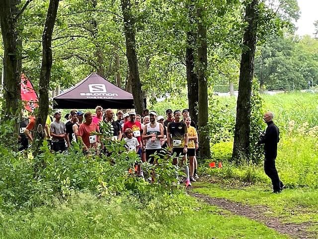 Löpare vid startlinjen i en skog för SpriT Frontyard Torup.