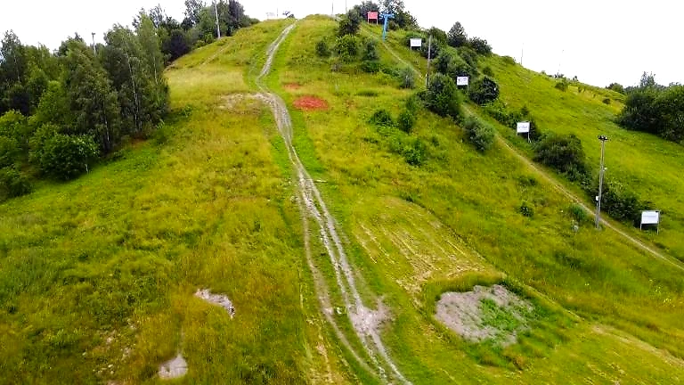 Grönskande backe med stigar, lämplig för terränglöpning i Västerås.