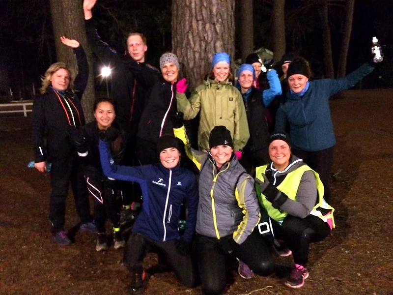 Löpare samlade i skogen, redo för Västerlösa Five Point Challenge.