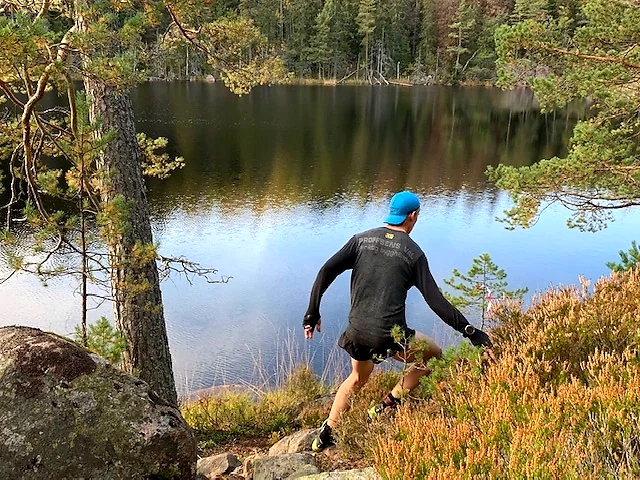 Traillöpare springer längs sjön Åsundens västra sida.