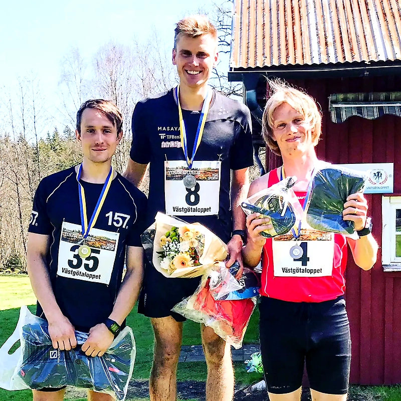 Vinnarna av Västgötaloppet Trail på prispallen.