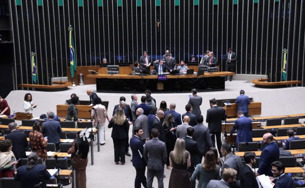 Transparência na Câmara: PL 3240/25 proíbe sigilo de despesas de custeio (diárias, passagens) e PL 5900/25 exige avaliação de MAPA antes de normas que