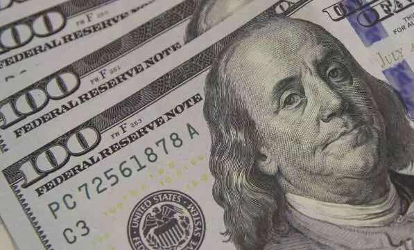 Dólar cai diante do real com dados de empregos nos EUA; juros elevados devem permanecer por mais tempo e otimismo com negociações de paz no Oriente Médio