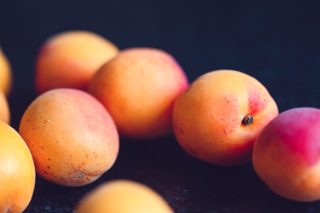 Peaches and many fruits are able to moisten the body.