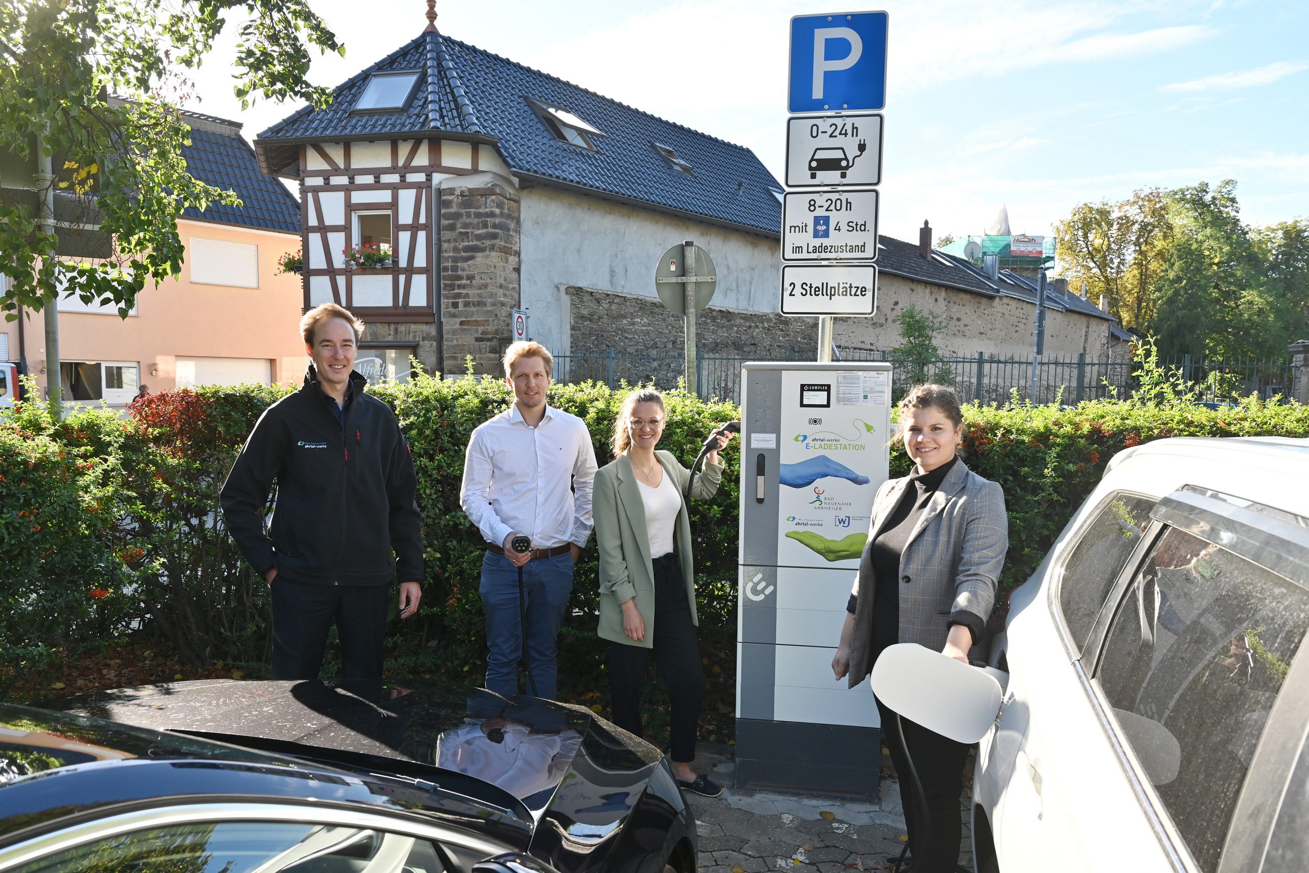 Anne Glück und Jonas Deißler von den Wirtschaftsjunioren der Industrie- und Handelskammer Koblenz (Mitte), freuen sich gemeinsam mit Angela Amatulli (Stadt Bad Neuenahr-Ahrweiler) sowie Ahrtal-Werke Geschäftsführer Dominik Neswadba über die neue Elektroladesäule in der Altenbaustraße und testen einen ersten Ladevorgang 