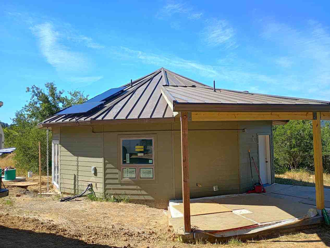 off grid home with solar panels - solar power with battery storage to make electricity off grid