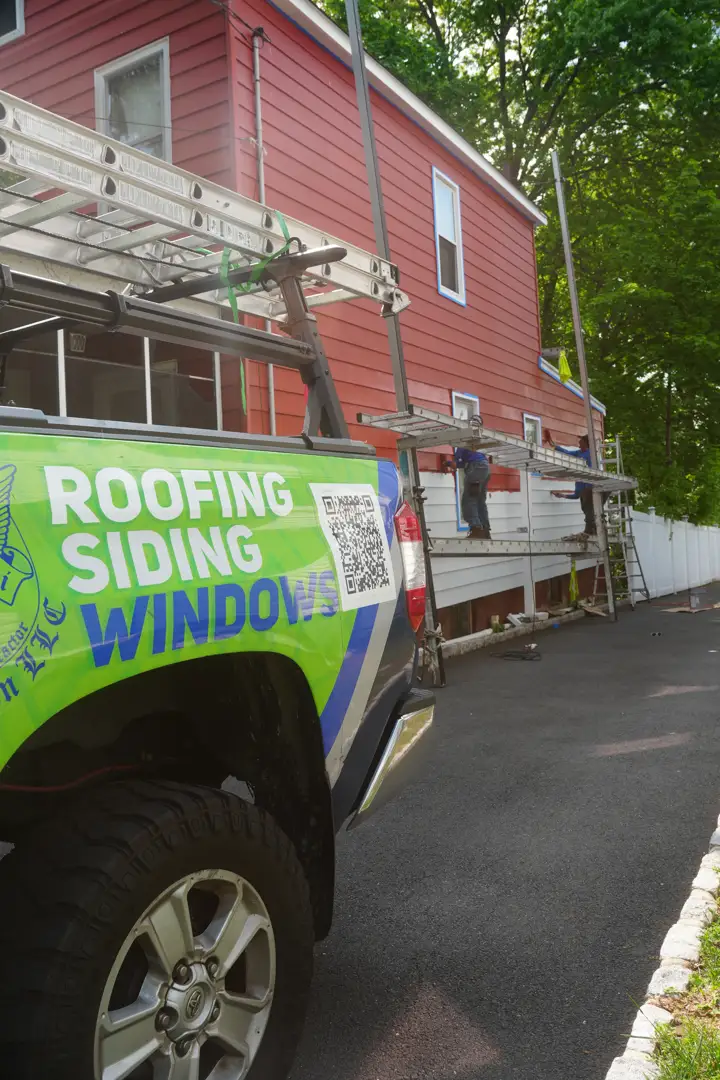 Key factors in selecting exterior siding colors including fixed features and roof undertones Key factors in selecting exterior siding colors including fixed features and roof undertones
