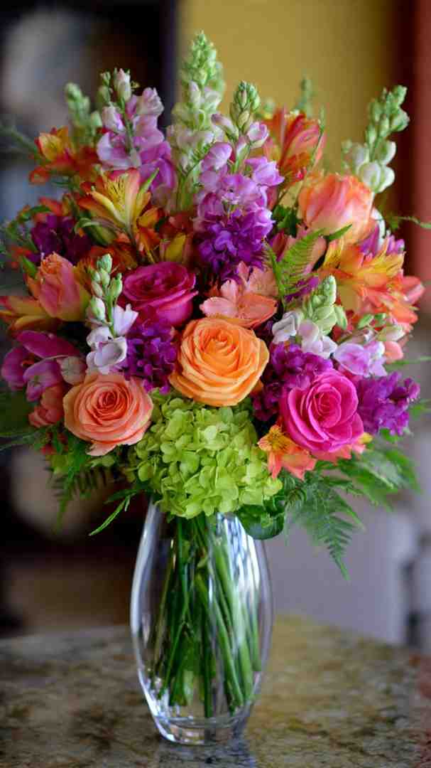 Striking colorful large bouquet featuring mixed flowers - big bouquet of flowers Striking colorful large bouquet featuring mixed flowers - big bouquet of flowers
