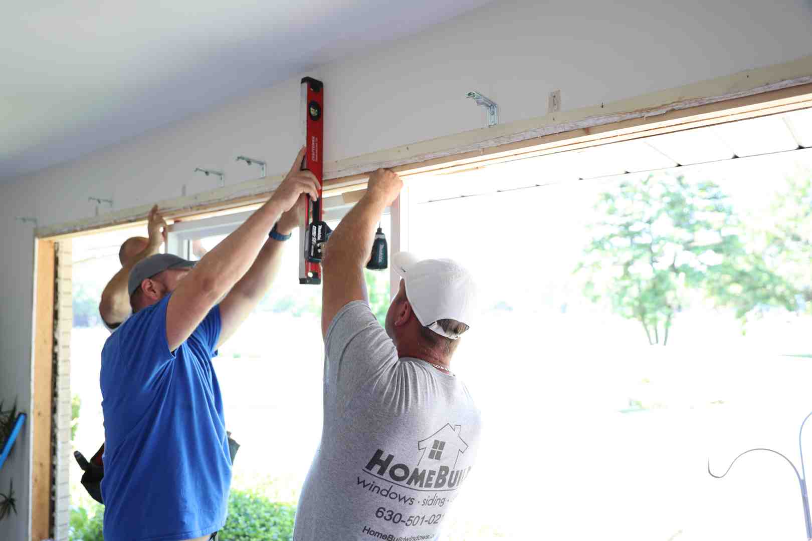 professional installer leveling a window