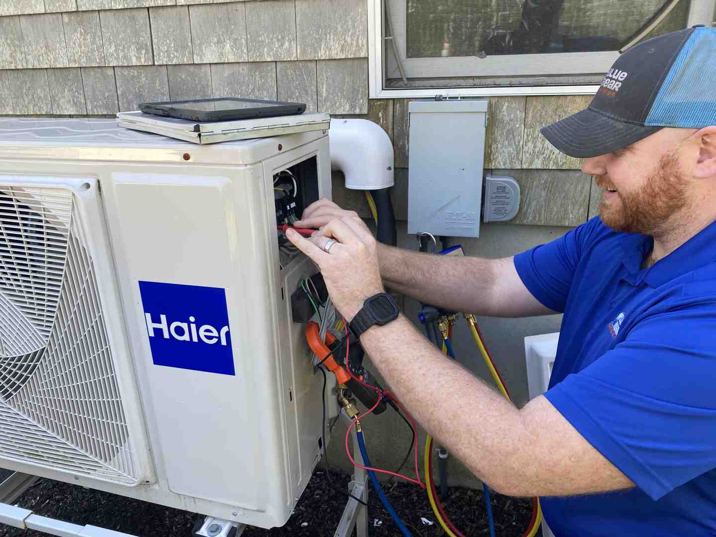 technician using diagnostic tools to inspect an HVAC system during an emergency call - emergency hvac repair what to expect technician using diagnostic tools to inspect an HVAC system during an emergency call - emergency hvac repair what to expect