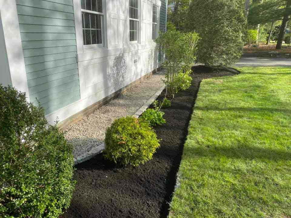 Gravel patio with stepping stones - outdoor patio ideas