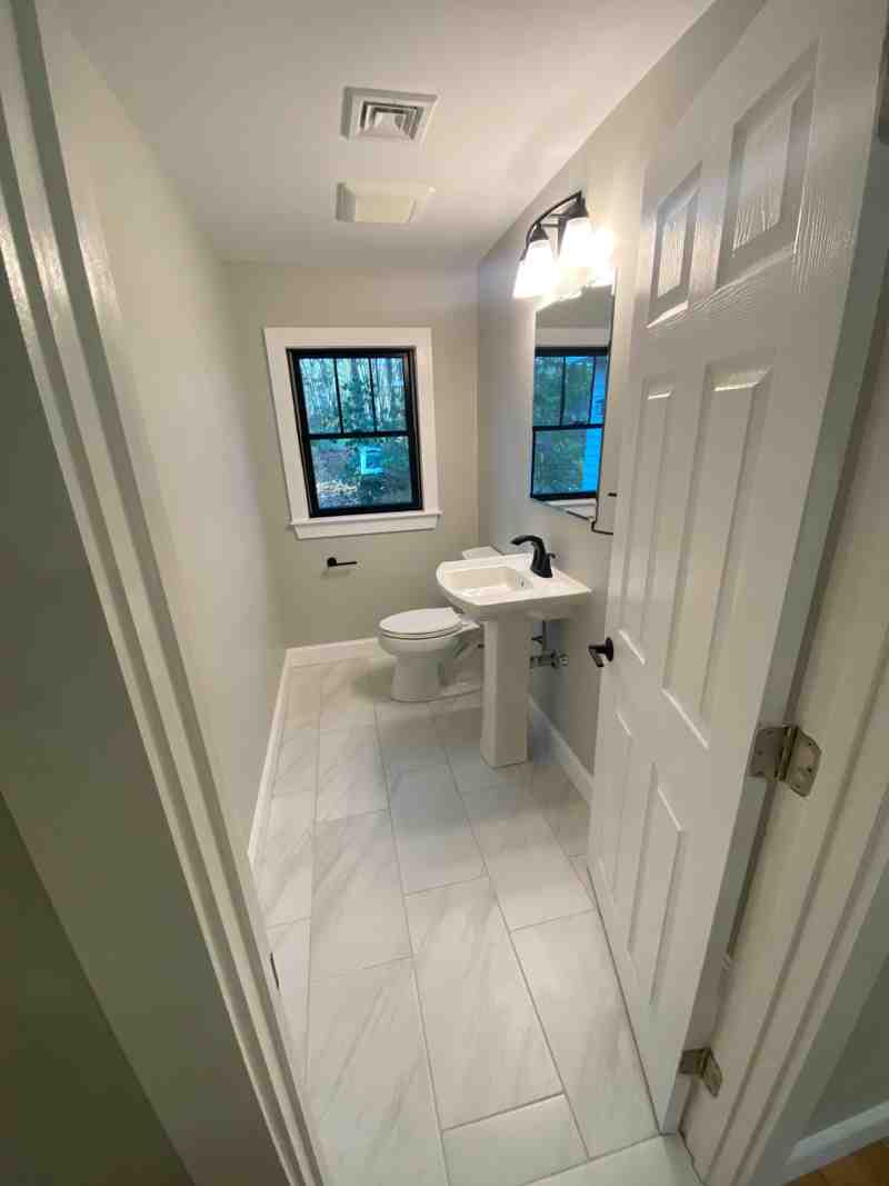 A single wide basin with clear counter space A single wide basin with clear counter space