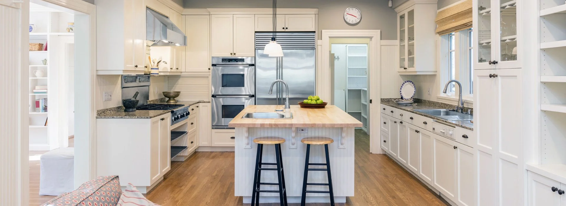 L-shaped kitchen layout with central island
