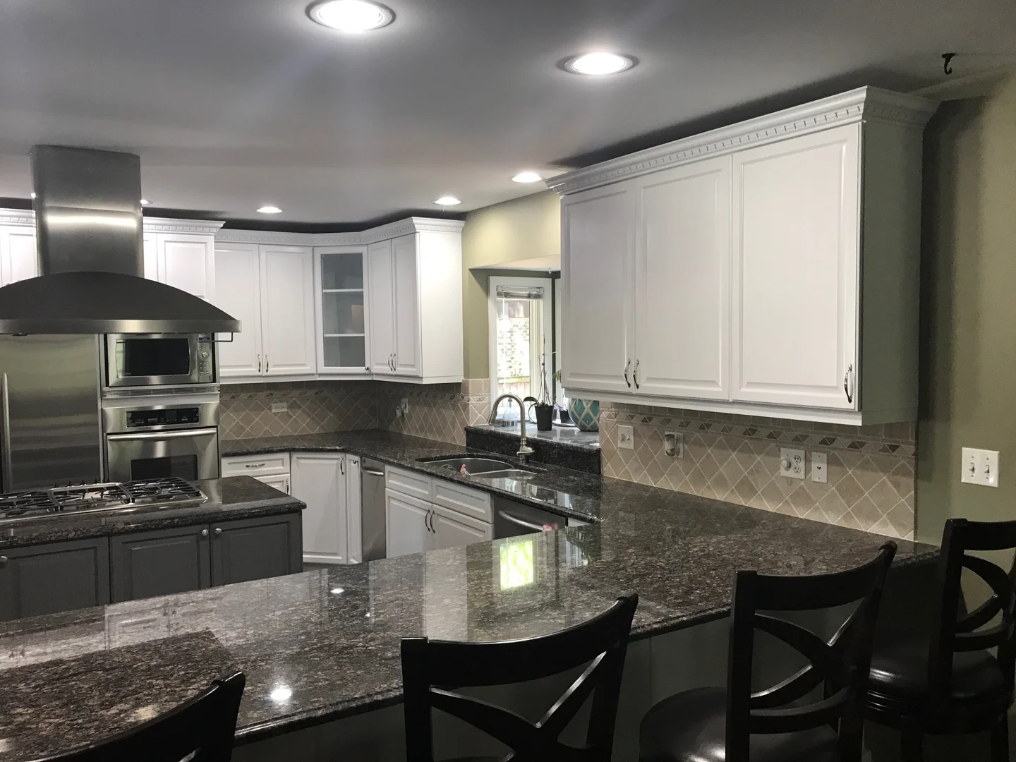 L-shaped kitchen with central island and seating