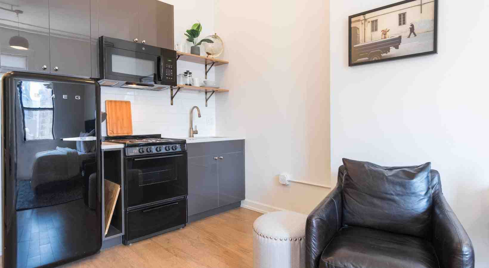Peninsula countertop extending into dining bar area - apartments with quartz countertops