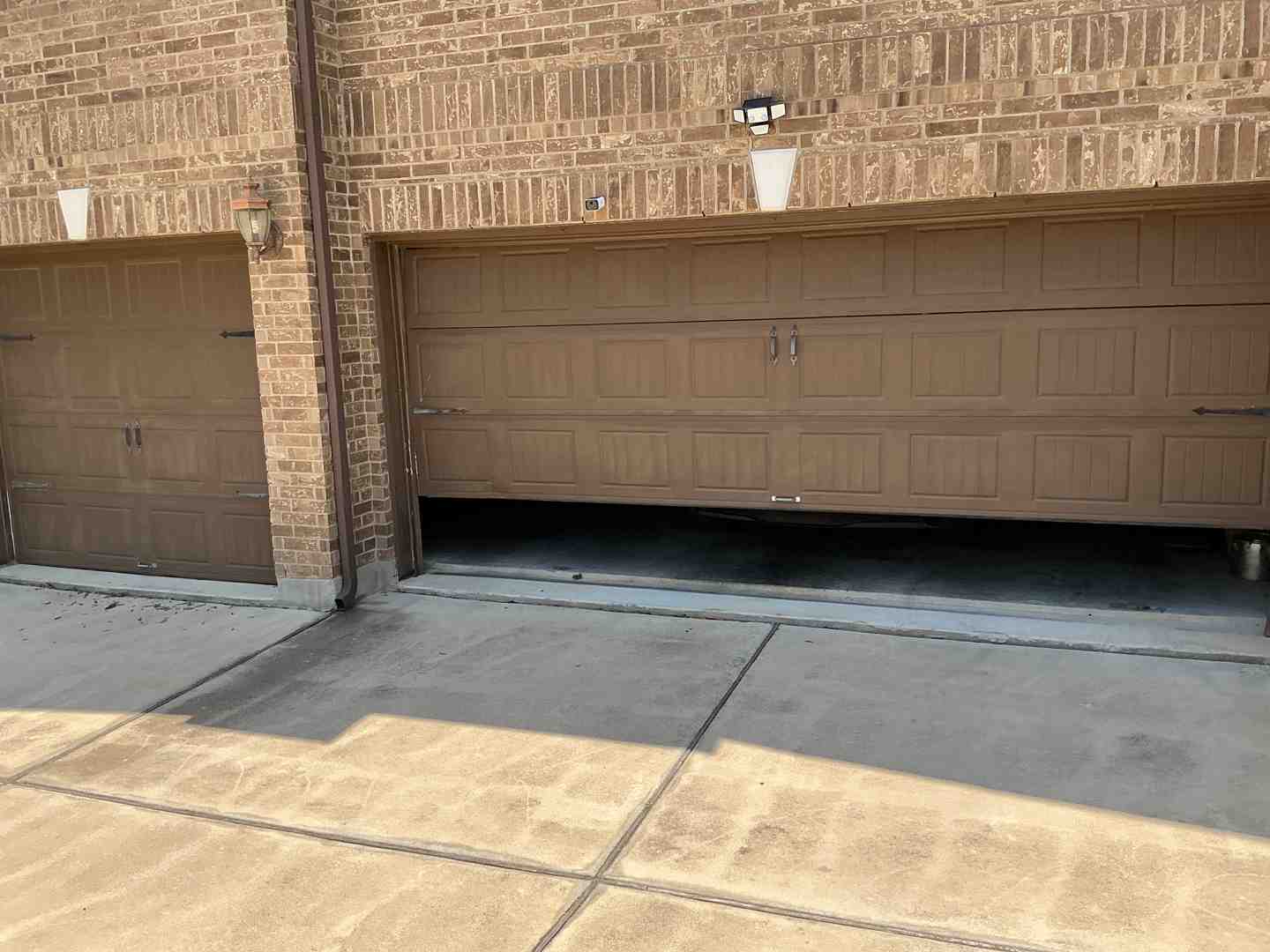 Infographic showing the 5 most common signs a garage door needs repair: 1) Door won't open or close completely, 2) Loud grinding or screeching noises during operation, 3) Door opens unevenly or appears crooked, 4) Slow response time when using opener, 5) Visible damage to springs, cables, or panels - garage door repair in georgetown tx