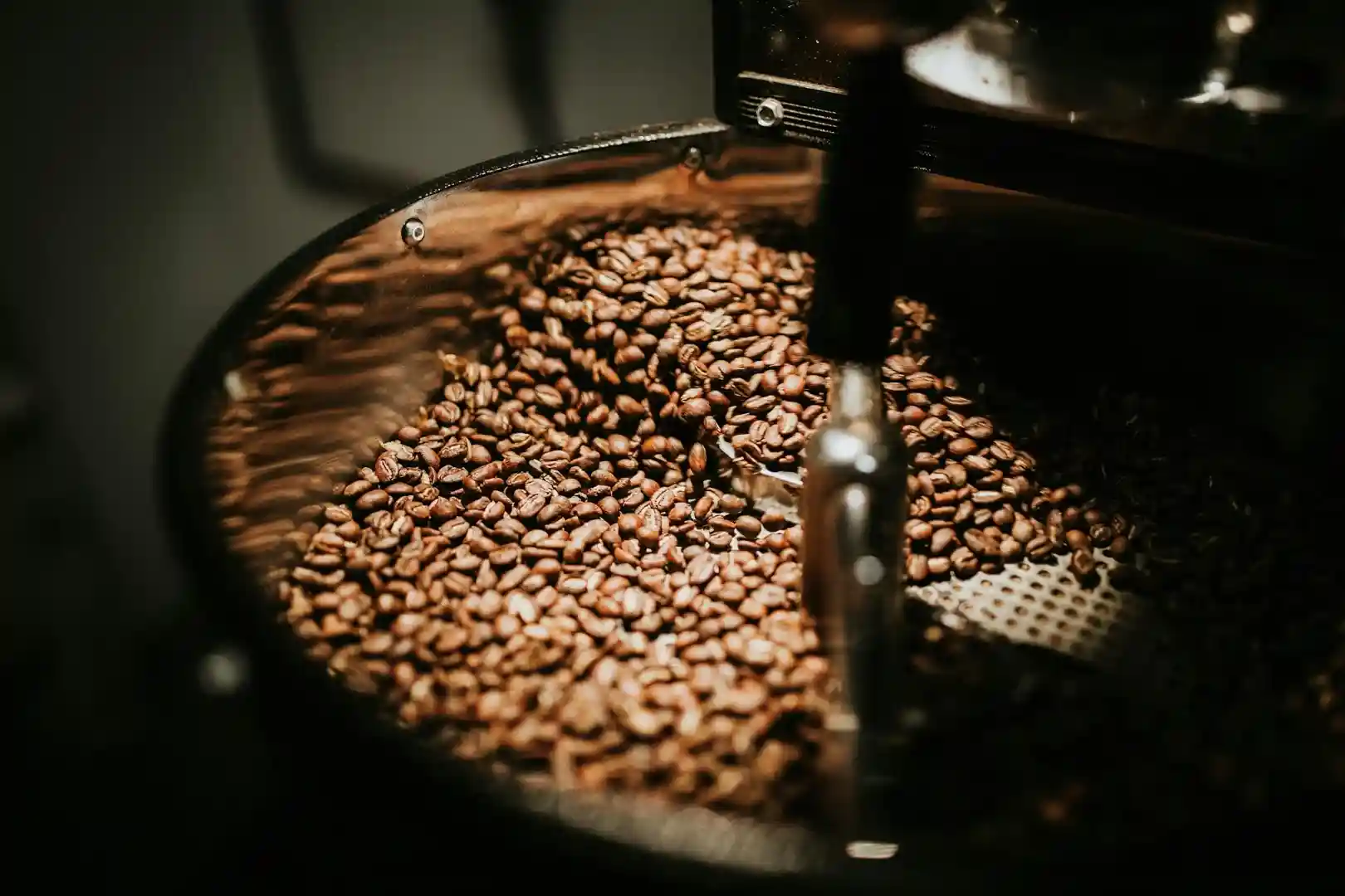 Dark roast coffee beans - caffeine content in coffee roasts