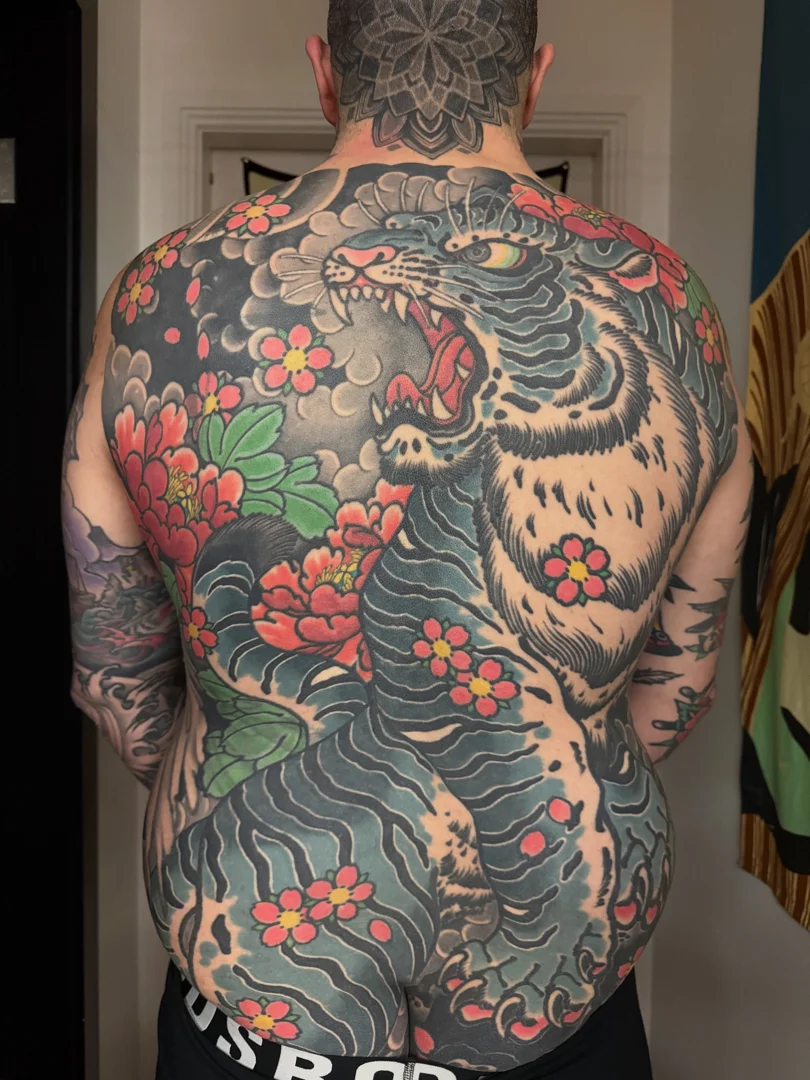 Japanese back piece with cohesive subject background and body flow